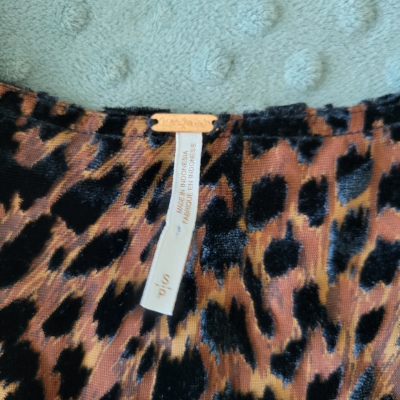 Free People Wild Dreams Crushed Velvet Leopard Print Blouse Size Small - Picture 5 of 7